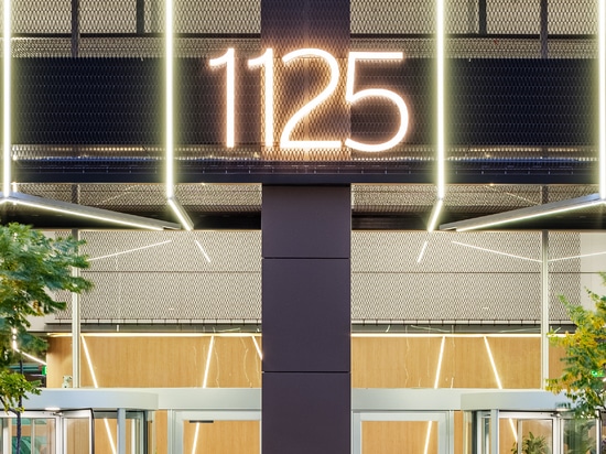 Das flexible Drahtgeflecht „Dune 40100“ führt das strukturierte Designelement von der Außenfassade in den einladenden Bereich der Lobby fort.
