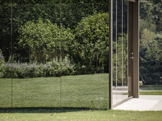 Connect: eine Oase der Muße, die sich in die Landschaft spiegelt