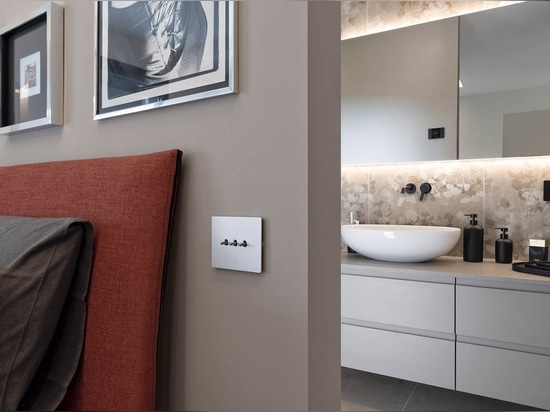 Hausautomation und AVE-Kippschalter in einer Wohnung in Brescia: Wo Stil auf Technologie trifft