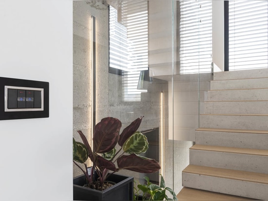 AVE-Hausautomation und -Design in einer modernen Villa mit Seeblick