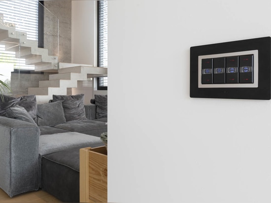 AVE-Hausautomation und -Design in einer modernen Villa mit Seeblick