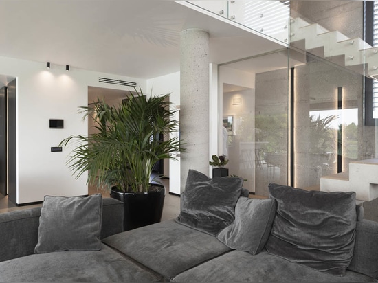 AVE-Hausautomation und -Design in einer modernen Villa mit Seeblick