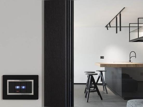 AVE-Hausautomation und -Design in einer modernen Villa mit Seeblick