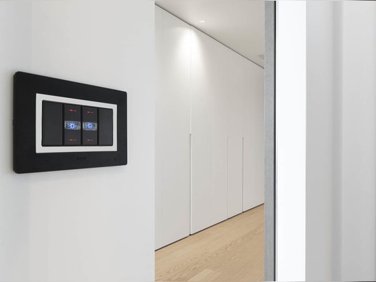 AVE-Hausautomation und -Design in einer modernen Villa mit Seeblick