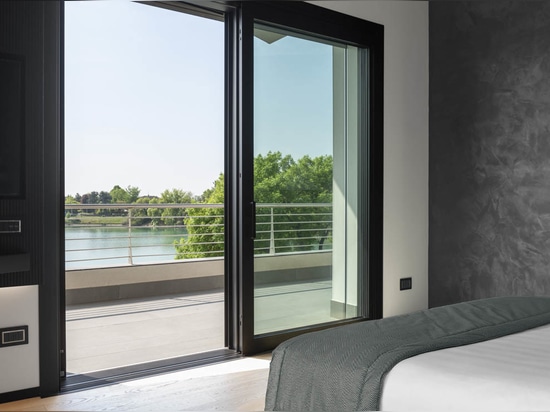 AVE-Hausautomation und -Design in einer modernen Villa mit Seeblick