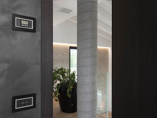 AVE-Hausautomation und -Design in einer modernen Villa mit Seeblick