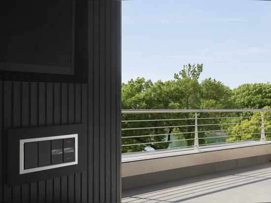 AVE-Hausautomation und -Design in einer modernen Villa mit Seeblick