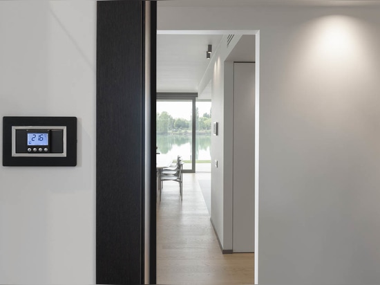 AVE-Hausautomation und -Design in einer modernen Villa mit Seeblick