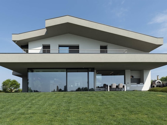 AVE-Hausautomation und -Design in einer modernen Villa mit Seeblick