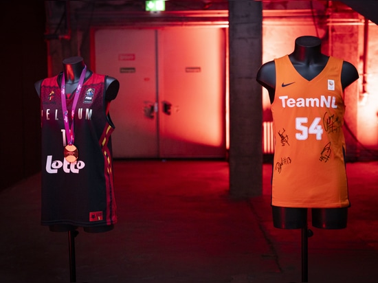 Trikots von TeamNL und den Belgian Cats an BINK-Mannequins