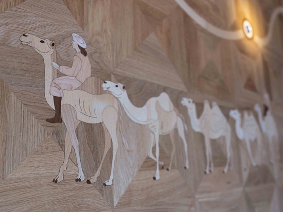 Detail der Seidenstraßen-Intarsie mit Kamelen