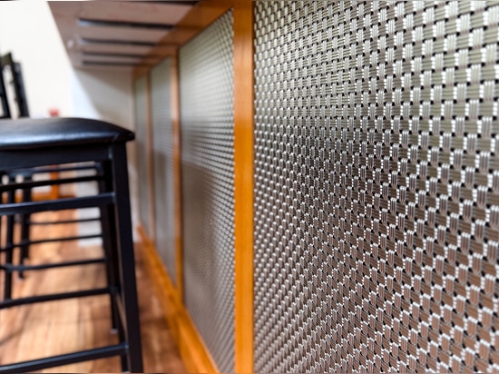 Erfahren Sie, wie das Drahtgewebe M33-2 von Banker Wire dieser maßgeschneiderten Hausbar-Renovierung Struktur, Tiefe und Raffinesse verleiht und so einen markanten architektonischen Blickfang schafft.