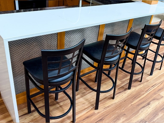 Diese umgebaute Hausbar mit dem architektonischen Drahtgeflecht M33-2 verbindet zeitgenössisches Design mit einer reichhaltigen Textur und optischer Abschirmung und sorgt so für eine raffinierte, g...
