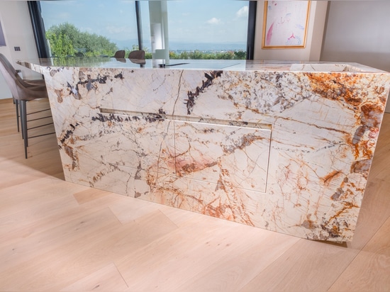 Kücheninsel „Patagonia“ aus Quarzit: eine zeitgenössische Designskulptur