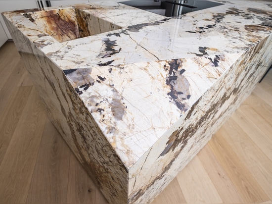 Kücheninsel „Patagonia“ aus Quarzit: eine zeitgenössische Designskulptur
