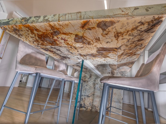 Kücheninsel „Patagonia“ aus Quarzit: eine zeitgenössische Designskulptur