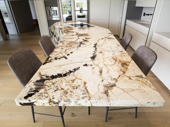 Kücheninsel „Patagonia“ aus Quarzit: eine zeitgenössische Designskulptur