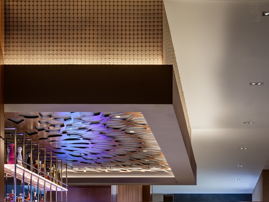 M33-5 in der Ausführung „Plated Antique Copper“ als Deckenverkleidung über einer Bar im Jamul Casino