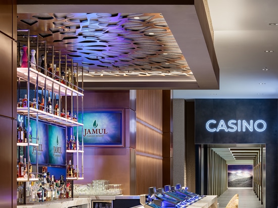 M33-5 in der Ausführung „Plated Antique Copper“ als Deckenverkleidung über einer Bar im Jamul Casino