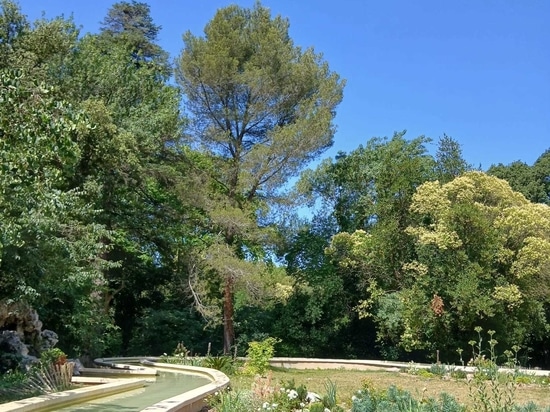 Neue Betonumrandung für einen öffentlichen Brunnen