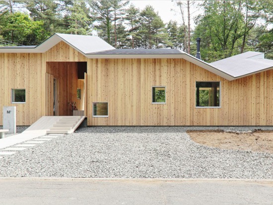 Einfassungfuji-Haus durch Atelier Hirokitominaga hat ein einzigartiges eckiges Dach, das das Haus vor starken Schneefällen schützt