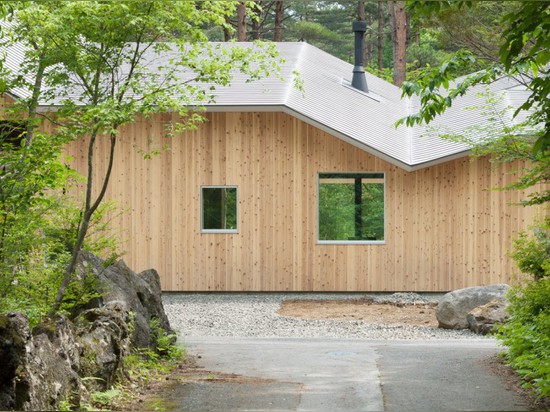 Einfassungfuji-Haus durch Atelier Hirokitominaga hat ein einzigartiges eckiges Dach, das das Haus vor starken Schneefällen schützt