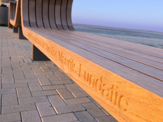 Eine 10 Meter lange, maßgefertigte Bank fügt sich harmonisch in die Landschaft von Delfzijl ein
