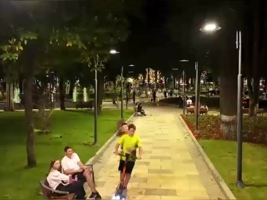 225 Lichtmaste und 90 Sonderanfertigungen an Abfallbehältern für den Stadtpark Kutaissi, Georgien