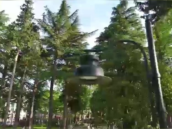 225 Lichtmaste und 90 Sonderanfertigungen an Abfallbehältern für den Stadtpark Kutaissi, Georgien