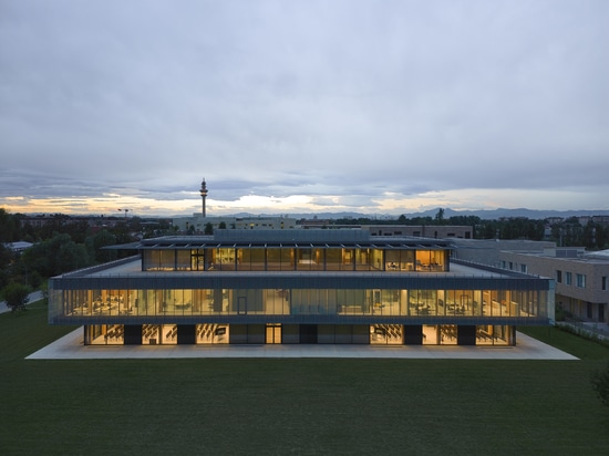 Roberto Rocca Innovation Building: Ein inspirierendes Beispiel nachhaltiger Architektur, das das Wohlbefinden fördert und durch umweltfreundliche Bauweise positive Auswirkungen auf Nutzer und Umgeb...
