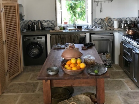 Küche im antiken Stein-Look aus der Rouviere-Kollektion