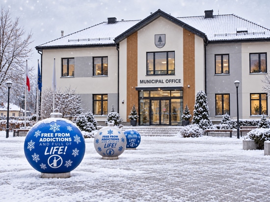 Bedeutungsvolle Weihnachtsdekoration: XXL-Kugeln mit einer Botschaft
