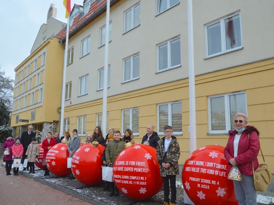 Bedeutungsvolle Weihnachtsdekoration: XXL-Kugeln mit einer Botschaft