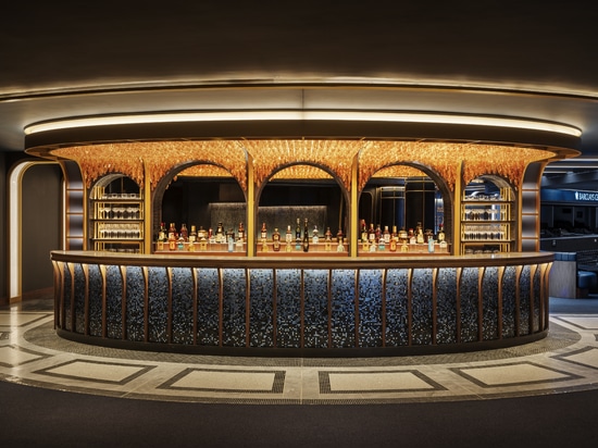 Vollständig maßgefertigtes Portal mit architektonischer Beleuchtung aus cast glass