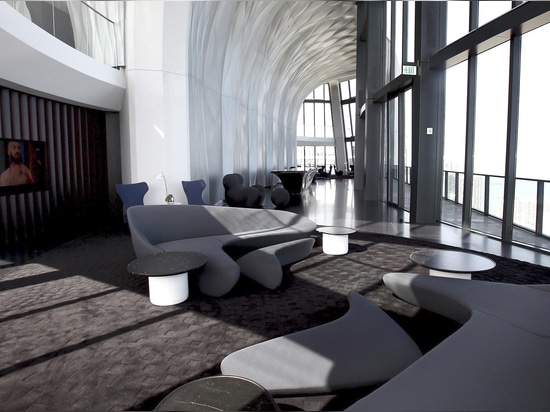 Fließendes Teppichdesign „Rombo“ in Schwarz | Miami, 1000 Museum
