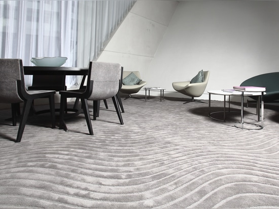 Teppichdesign „Onda“ in der Farbe „Argilla“ | Miami, 1000 Museum