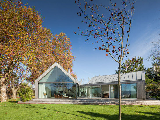 STOSS-ARCHITEKTUR SCHLIESST DAS HAUS VON VIER HÄUSERN AB